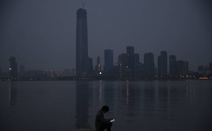 Tras 76 días de encierro, el Gobierno chino ha suavizado hoy las medidas de cuarentena y las restricciones de viaje que afectaban a Wuhan, la ciudad que fue el epicentro del Covid-19. Los habitantes de Wuhan luchan ahora por retomar como pueden la normalidad, aunque tras el duro golpe que ha asestado el coronavirus a la población, probablemente muchas cosas no volverán a ser iguales en la ciudad. 