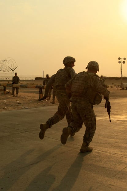 Soldados de la segunda división de infantería corren hacia la frontera de Irak con Kuwait, el miércoles, 18 de agosto 2010. Forman parte de la última brigada de combate que debe abandonar Irak, como parte del plan de reducción de las fuerzas de EE.UU.