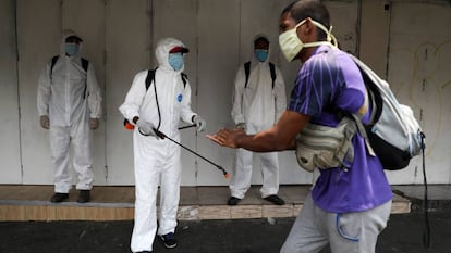 Trabajadores sanitarios desinfectan las calles de Caracas, Venezuela.