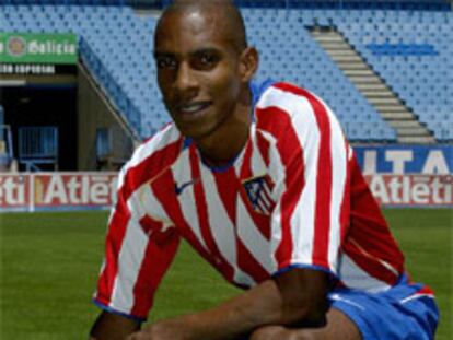 Perea posa el día de su presentación como rojiblanco.