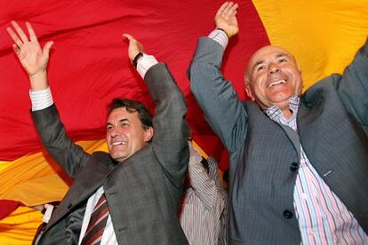 Artur Mas (izquierda), candidato de Convergencia i Unió (CiU) a la Generalitat, sujeta, junto al secretario general de UDC, Josep Antón Durán Lleida, una bandera catalana gigante durante el acto de inicio de la campaña electoral.