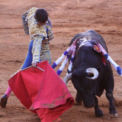 Pedro Gutiérrez, El Capea, lidia su primero de la tarde en la 15ª corrida de la temporada grande mexicana.