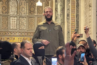 El líder de Hayat Tahrir al Sham, Abu Mohamed al Julani, en la histórica Gran Mezquita de los Omeyas de Damasco (Siria), el 8 de diciembre, tras la caída del régimen de Bachar el Asad.