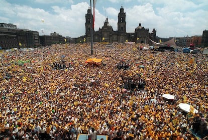 Más de 100 mil simpatizantes del PRD se reúnen en el Zócalo de Ciudad de México en apoyo a Cuauhtémoc Cárdenas, en junio de 1997.