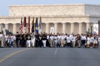 Miles de manifestantes marchan en Washington en memoria de las personas que murieron en los ataques del 11 de septiembre.