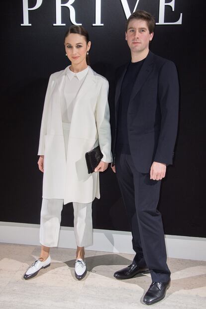 Olga Kurylenko y su marido Max Benitz, una de las parejas que no quiso perderse la presentación de Armani.