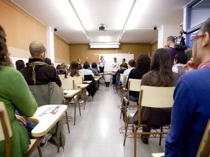 Unos opositores compiten en el instituto Secretari i Coloma por 3990 plazas de profesores