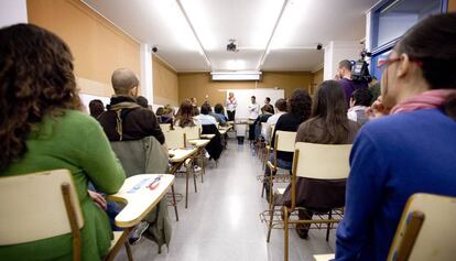 Unos opositores compiten en el instituto Secretari i Coloma por 3990 plazas de profesores