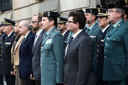 GRA093. BARCELONA, 14/12/2015.- El ministro del Interior, Jorge Fernández Díaz (3i), junto a la delegada del Gobierno en Cataluña, Llanos de Luna (2i), y el jefe superior de Policía de Cataluña, Sebastián Trapote (i), entre otras autoridades, guardan un minuto de silencio por los dos policías muertos en el atentado yihadista de Kabul (Afganistán). EFE/Toni Albir