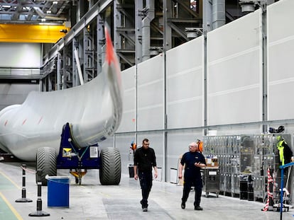 Pala de una turbina eólica en la fábrica de Siemens Gamesa en Inglaterra.
