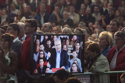 Asistentes al mitin del PSOE, ayer en Dos Hermanas, siguen la intervención de Alfonso Guerra.