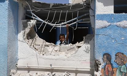Un niño, dentro de la escuela refugio de la ONU bombardeada en la madrugada del miércoles 30 de julio