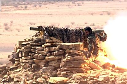 Un soldado hutí participa en un ejercicio militar en una zona remota a las afueras de Saná, en Yemen, el sábado.