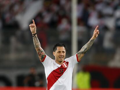 Gianluca Lapadula, de Perú, celebra luego de anotar frente a Paraguay, en el estadio Nacional, en Lima.