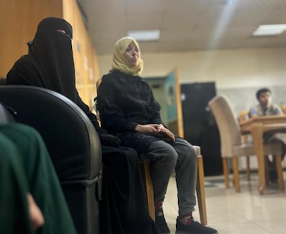 La doctora Alaa (a la izquierda), pediatra del hospital, recibe las condolencias de sus compañeros médicos tres días después de haber perdido a nueve de sus diez hijos, asesinados por el ejército israelí. En el momento de la fotografía, su esposo, el doctor Hamdi, seguía con vida en la UCI, pero fallecería seis días más tarde. (Jan Yunis, 26 de mayo de 2025).