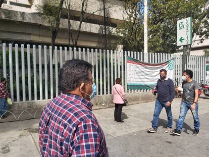 Jorge Sánchez, frente a la clínica del IMSS donde fue ingresada Nayeli Dávila, en Ciudad de México.