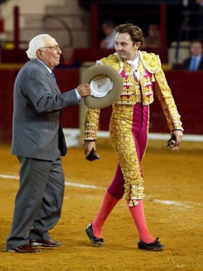 Garc&iacute;a Cebada, sombrero en mano, junto a Luis MIguel Encabo en 2005.