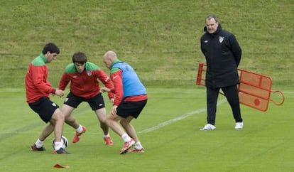 Marcelo Bielsa alienta a San José, Aurtenetxe y Tioquero en el entrenamiento de Lezama.