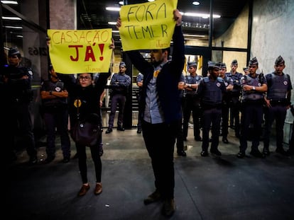 Duas pessoas protestam pedem a cassação de Temer, em 6 de junho.