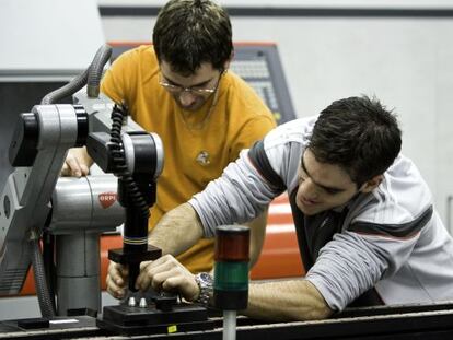 Dos estudiantes en un centro de FP de Vitoria