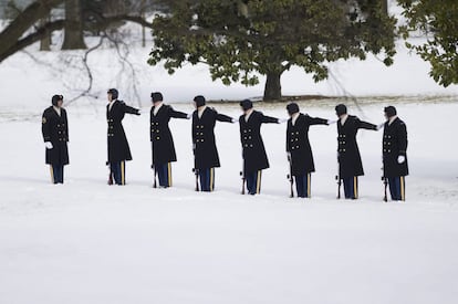 Varios Miembros de la Armada Estadounidense desfilan durante el funeral ofrecido por el sargento Peter Bohler, en el Cementerio Nacional de Arlington, Virginia, EE.UU. El sargento de 29 años es uno de los seis fallecidos en el accidente del helicóptero de la ONU ocurrido en Afganistán a finales del 2013.