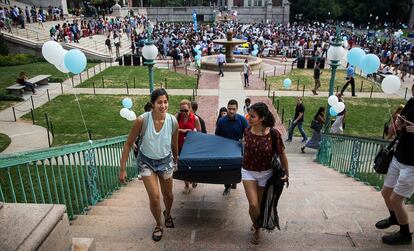 Emma Sulkowicz durante la ‘perfomance’ que protagonizó para denunciar la inacción de la Universidad de Columbia frente a su supuesta violación en el campus.