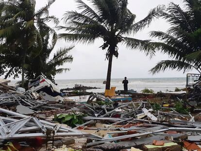 Um homem observa a praia de Carita (Indonésia), devastada por um tsunami.