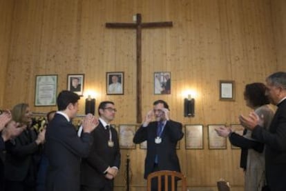 Rajoy recibe la medalla de una hermandad de Ayamonte.