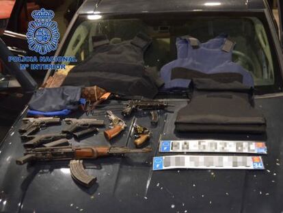 El armamento incautado al grupo organizado de la mafia marsellesa.