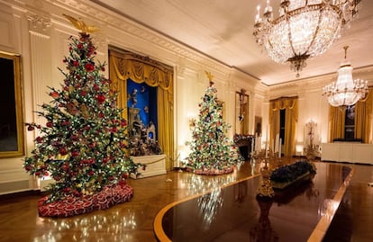 En otra de las salas, Melania Trump ha mandado colocar un belén entre dos grandes árboles de Navidad.