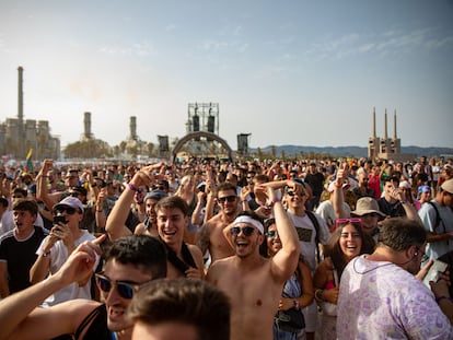 Varios asistentes bailan al ritmo de la música del Dj Hagi al inicio del Barcelona Beach Festival en la playa del Fórum de Barcelona, en 2022.