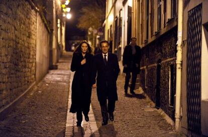 El expresidente y la exmodelo, en una salida nocturna, paseando por las calles de Par&iacute;s, en 2009.