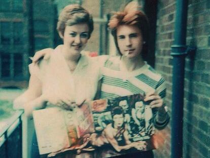 Todas las imágenes de este artículo son de seguidores de David Bowie en el Manchester de 1984. Pertenecen al libro 'The bag I’m in: Underground music and fashion in Britain 1960-1990' (Cicada Books), de Sam Knee.