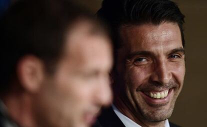 Buffon junto al técnico de la Juve, Massimiliano Allegri, durante la rueda de prensa.