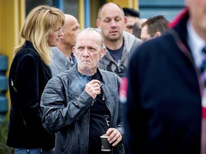 Un empleado de Philip Morris fuma en una concentraci&oacute;n celebrada a las puertas de la factor&iacute;a de Bergen op Zoom.