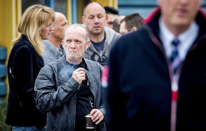 Un empleado de Philip Morris fuma en una concentraci&oacute;n celebrada a las puertas de la factor&iacute;a de Bergen op Zoom.