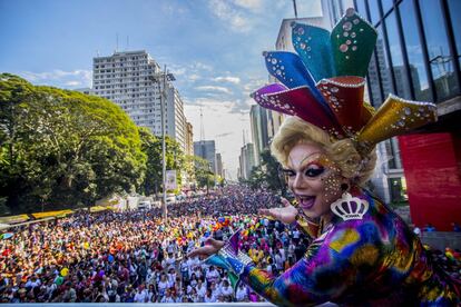 Si las cifras son parecidas a las del año pasado, la marcha del Orgullo Gay de São Paulo congregará el próximo 23 de junio a unos tres millones de personas. El desfile recorre, desde 1997, la avenida Paulista y mantiene un pique con el de Nueva York por ver cuál de los dos es la más grande del planeta. Oficialmente, las celebraciones duran cinco días. Oficiosamente, tres semanas repletas de debates, cine, conciertos de música, performances, eventos culturales o mercadillos en la calle. Y mucha, mucha diversión. Está considerado el segundo mayor evento de la ciudad brasileña, solo superado por la Fórmula 1. Más información: <a href="https://www.visitbrasil.com/es/eventos/parada-do-orgulho-lgbt-de-sao-paulo.html" target="_blank">visitbrasil.com</a>