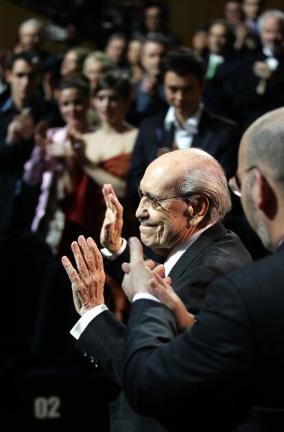 El actor José Luis López Vázquez es ovacionado antes de salir a recoger su Goya de Honor en 2005 por su trayectoria en el cine.