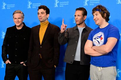 Desde la izquierda, Cary Elwes, Jay Baruchel, Glenn Howerton y Matt Johnson, en la presentación en Berlín de 'BlackBerry'.