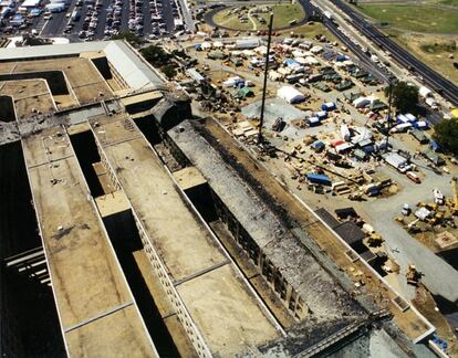 Vista aérea dos danos ao Pentágono após o impacto do voo 77 da American Airlines, sequestrado por cinco terroristas sauditas em 11 de setembro de 2001, pouco depois de decolar do Aeroporto Internacional Dulles, em Washington. O FBI distribuiu 20 novas imagens da tragédia no Pentágono.