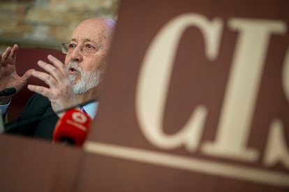 El presidente del CIS, José Félix Tezanos, clausura la jornada parlamentaria "La justicia electoral en España: un modelo de referencia europeo" que se celebró en abril de 2023 en el Congreso y en el Senado