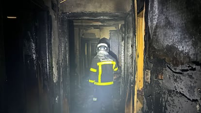 Estado en el que ha quedado el bajo del número 15 de la calle de Ramón María del Valle Inclán, tras el incendio.