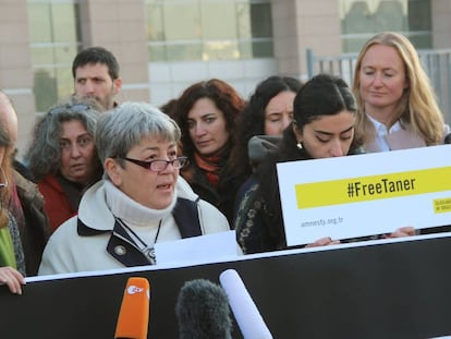 Manifestaci&oacute;n de activistas de derechos humanos a favor de la libertad de Taner Kili&ccedil;, presidente de Amnist&iacute;a Internacional Turqu&iacute;a, ante el juzgado en el Estambul donde se le juzga.