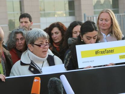 Manifestaci&oacute;n de activistas de derechos humanos a favor de la libertad de Taner Kili&ccedil;, presidente de Amnist&iacute;a Internacional Turqu&iacute;a, ante el juzgado en el Estambul donde se le juzga.