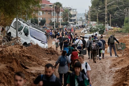 Vecinos de Paiporta en una zona afectada por las inundaciones causadas por la dana, este viernes.