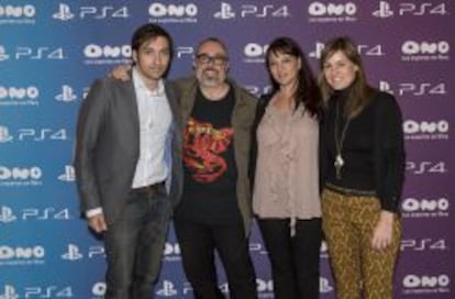 El director de cine Álex de la Iglesia, que ha realizado la campaña promocional, junto a los representantes de Sony y Ono.