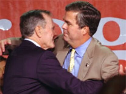 George Bush abraza a su hijo Jed, reelegido como gobernador de Florida.