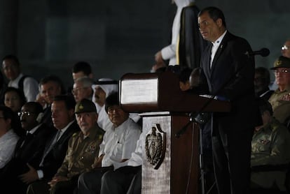 El presidente de Ecuador, Rafael Correa, habla en el acto celebrado para despedir al fallecido líder cubano Fidel Castro, en la Plaza de la Revolución.