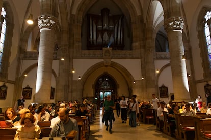 El público, en la iglesia St. Elisabeth de Viena.