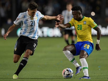 Vinicius frente a Molina en el clásico entre Argentina y Brasil.